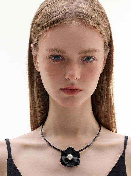 Velvet Noir Bloom Choker