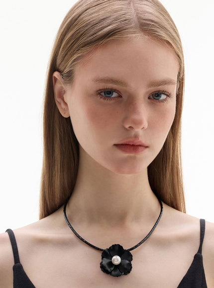 Velvet Noir Bloom Choker