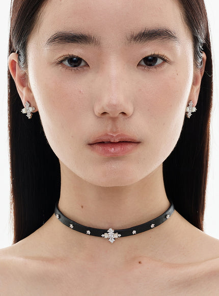 Noir Cross Pearl Choker