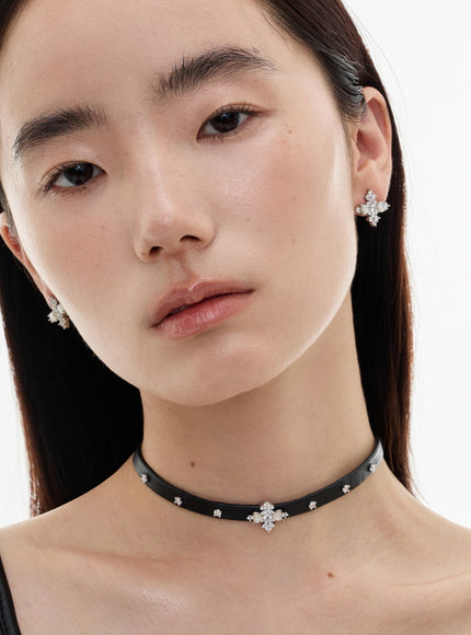 Noir Cross Pearl Choker