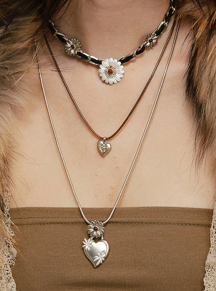 Blooming Daisy Charm Necklace